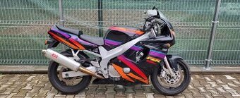 Yamaha FZR600, v CZ dokladech omezeno na 25kW