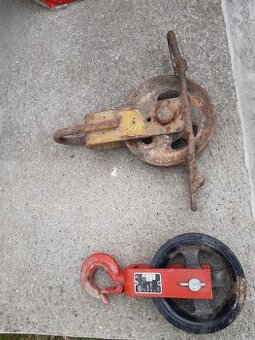 Stavební kladka s hákem a pojistkou červená