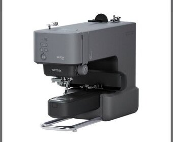 Vyšívací stroj a kufr