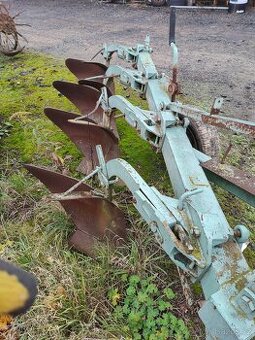 Pluh nesený 4- radlicny