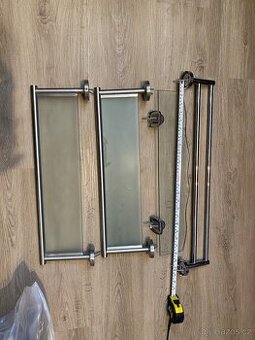 Poličky a věšák na ručníky