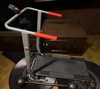 Chodící/běžecký pás s držadly a computerem