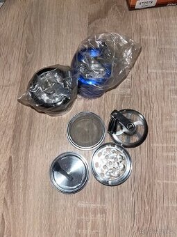 Kovová drtička s klikou