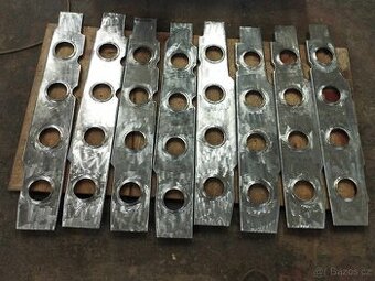 Plech pod přední sedačku - zadní svislá část pravá/levá