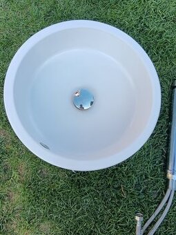 Keramické umyvadlo plus baterie a sifon