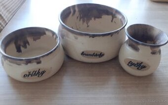 sada keramika na slané pochutiny