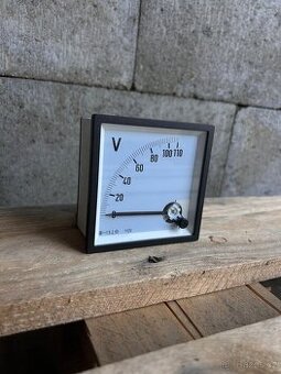 Analogový panelový voltmetr