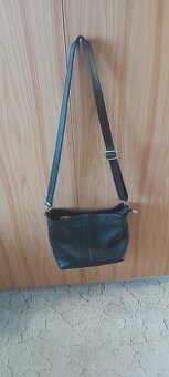 černá kožená crossbody z hovězí kůže
