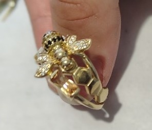 Zlatý prsten se včelkou