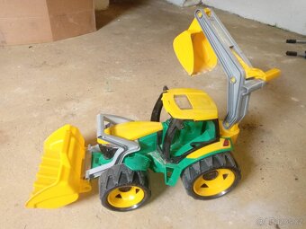 Lena Traktor se lžící a bagrem