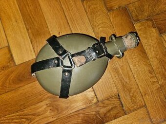 Stará vojenská čutora (láhev) se závěsníkem - moc pěkný stav