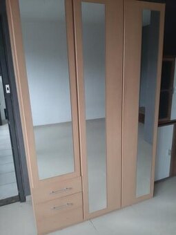 Šatní skříň 135