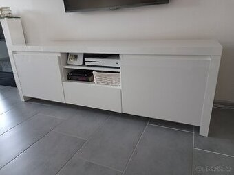 Tv stolek Lario