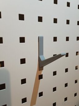 Háček pro perforovaný závěsný panel ("Q-system panel")