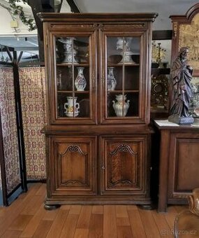 Rustikální vitrina.