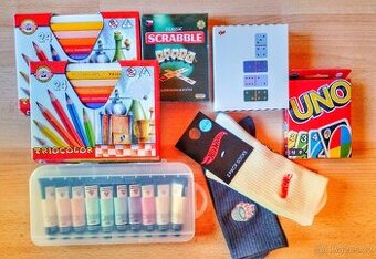 Hry, hot wheels ponožky, akrylové barvy, pastelky