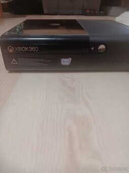 Xbox 360, 3 ovladače, 27 her, volant, Disney INFINITY 2.0