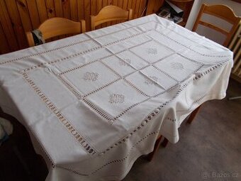 Ručně vyšívaný lněný ubrus