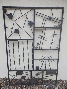 Kovový stojan na kytky