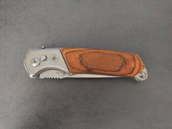 Nůž s dřevěnou rukojetí