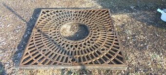 Okrasné mříže okolo kmene stromů, litina