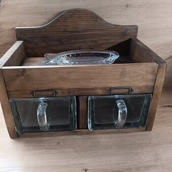 Skleněné dózy,  dřevěná skříňka