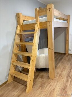 Vyvysena postel masiv