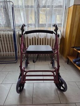 Čtyřkolové chodítko pro seniory
