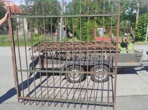 Stará železná brána, branka, železný plot