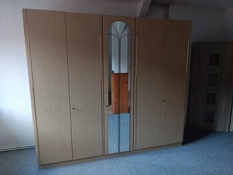 Skříň se zrcadlem