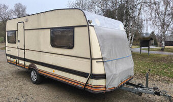 Karavan který nebyl nikdy v provozu. Německý čistopis.