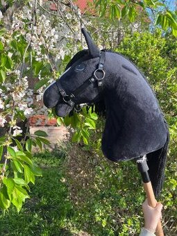 Kůň Freya na hobbyhorse+ uzdečka