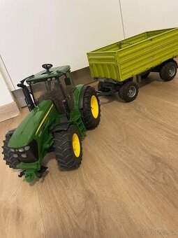 Traktor John Deere s přívěsem - 1