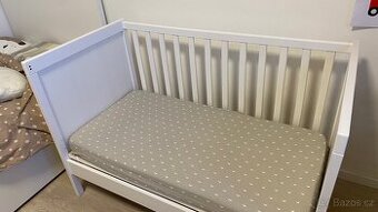 SUNDVIK Dětská postýlka IKEA + matrace + povlečení zdarma