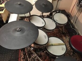 Bicí souprava Roland VDrum TD 10 TDW-1 s bohatým příslušenst