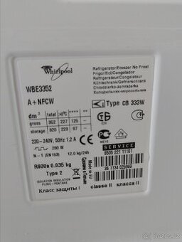 Šupliky, přihrádky a police z chladničky Whirlpool