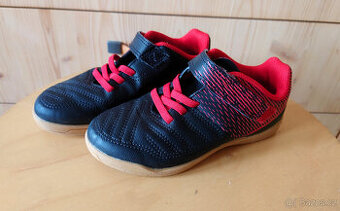 Dětské  futsálové kopačky (sálovky) KIPSTA vel. 29, menší