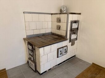 Stará kachlová kamna na díly