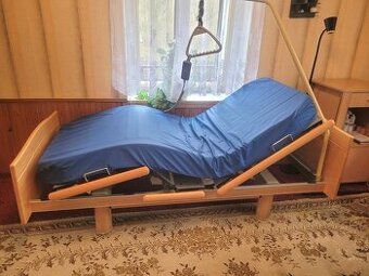 Polohovací postel VÖLKER + matrace + 2x stolek