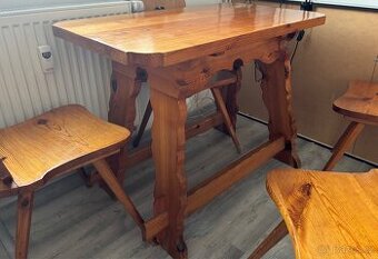 Jídelní stůl z masivu + 4 židle