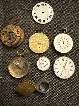 Staré ciferníky, strojky, kompas – sbírka dílů (2000 Kč)
