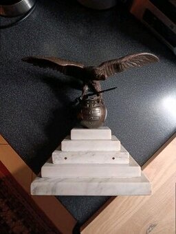 Bronzový orel na mramorovém podstavci – historická dekorace