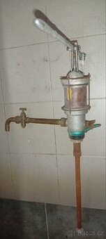 Stará ruční pumpa Drukov