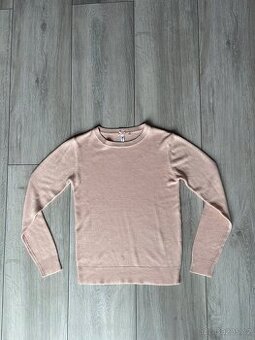 Světle růžový svetr