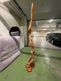 Dřevěný stojan na lahve vína