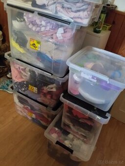 Hromada oblečení pro děti