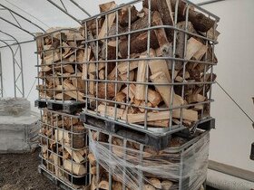Štípané dřevo na topení, suché