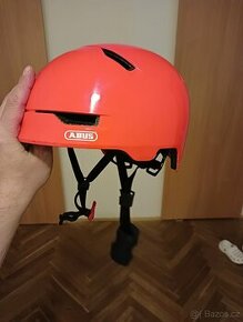 Kvalitní juniorská helma Abus