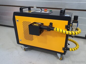 Čistící pulsní laser o výkonu 300W, pulsní energie 5mJ