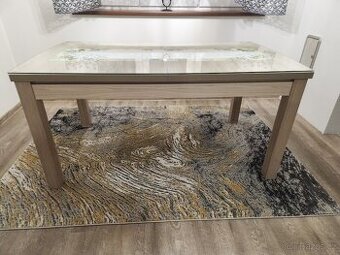 Rozkládací jídelní stůl